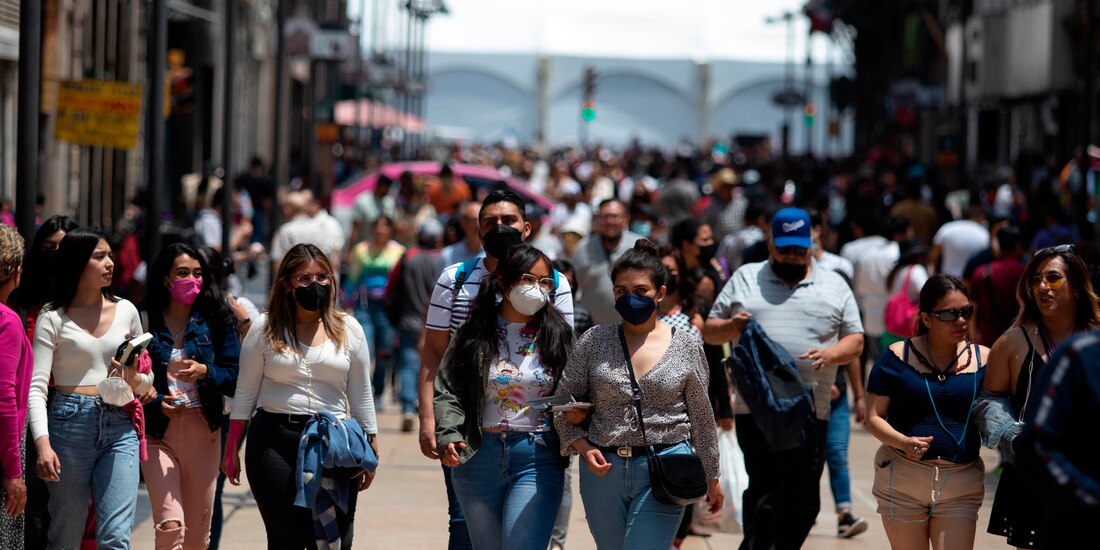 En algunas zonas del país, como el centro Histórico, de la CDMX, hay personas que todavía usan el cubrebocas.