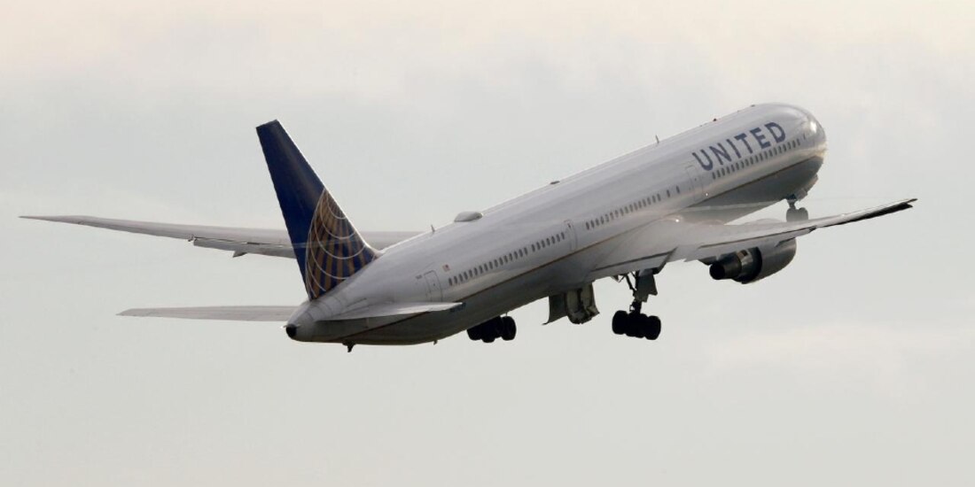 Las acciones de United caían un 3.3 por ciento a mitad de la sesión