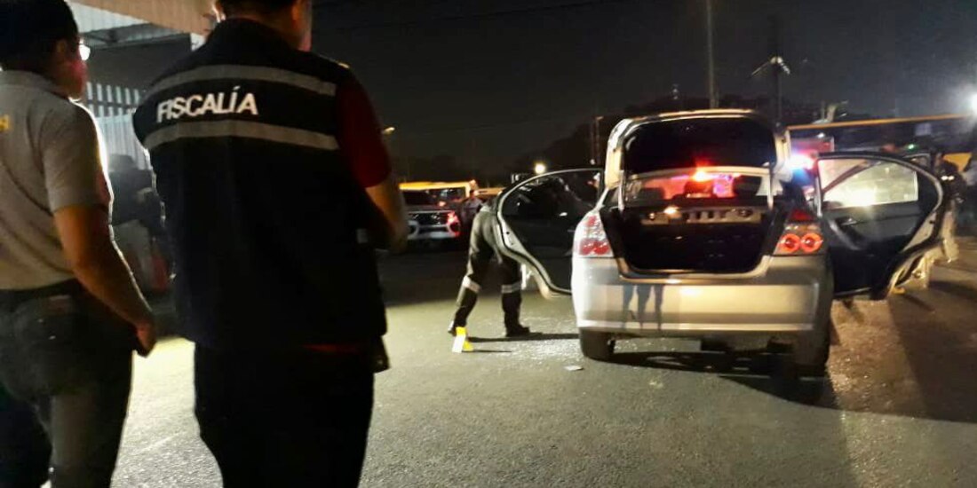 Peritos recaban pruebas en la escena para dar con los responsables del crimen.