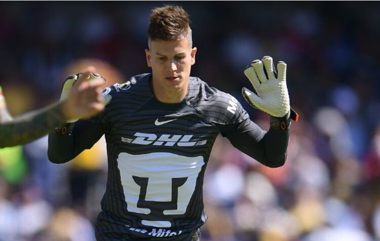 Sebastián Sosa en un partido con Pumas en la Liga MX