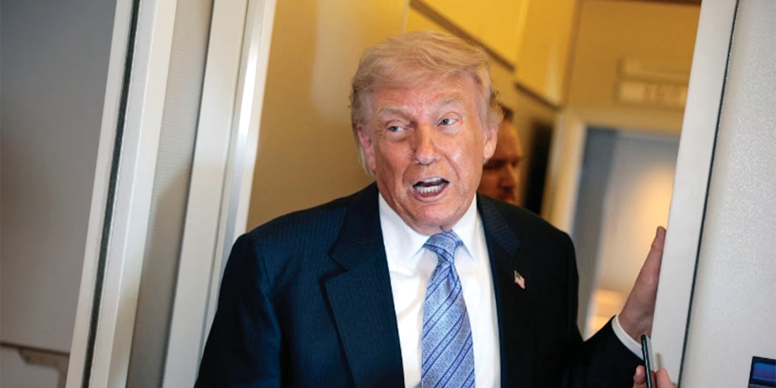 EL PRESIDENTE de EU, Donald Trump, en el Air Force One, el viernes