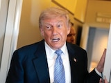 EL PRESIDENTE de EU, Donald Trump, en el Air Force One, el viernes