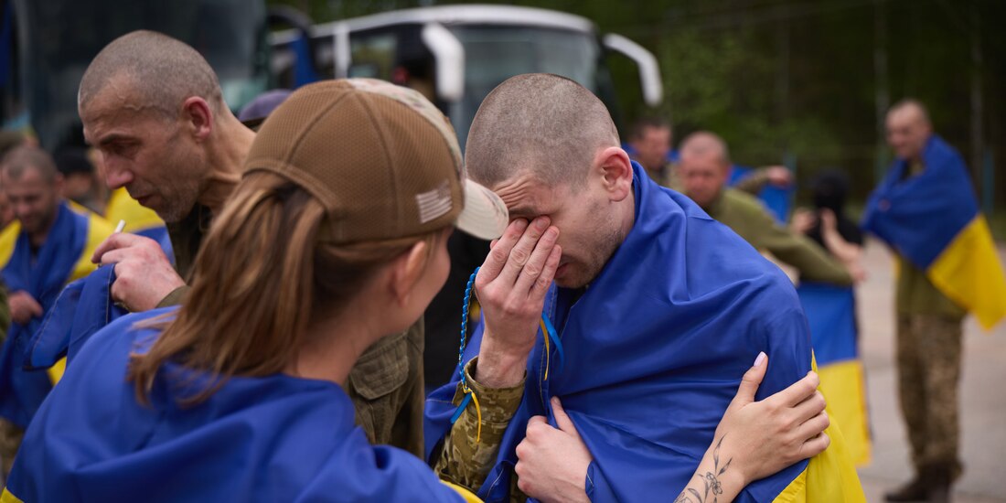 Prisionero de guerra ucraniano regresa a su país.