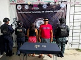 Autoridades federales y estatales detuvieron a ocho presuntos integrantes de grupos delictivos durante cinco operativos en Chiapas.