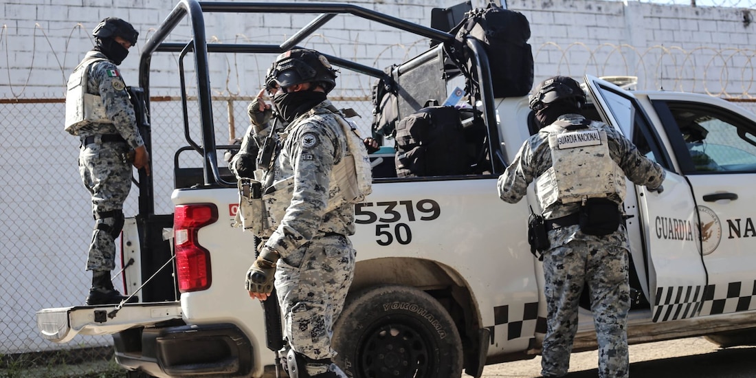 Elementos de la Guardia Nacional refuerzan seguridad en penal de Mazatlán, Sinaloa, tras riña que dejó dos internos sin vida.