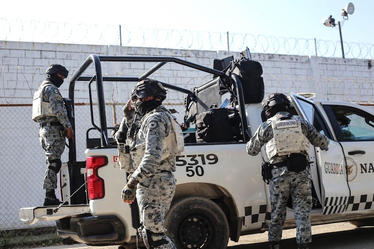 Elementos de la Guardia Nacional refuerzan seguridad en penal de Mazatlán, Sinaloa, tras riña que dejó dos internos sin vida.