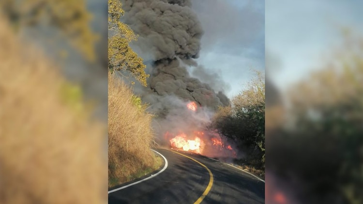 Imagen del incendio de la pipa de gasolina luego de volcar.
