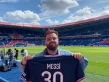 El youtuber español Ibai Llanos, quien sostiene una playera del PSG, tiene a un claro favorito para el clásico regio de la Liga MX.