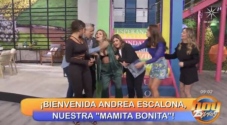 Andrea Escalona es recibida por sus compañeros de Hoy