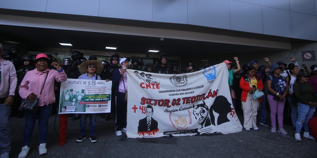 Protestas de la CNTE este viernes en el AICM.