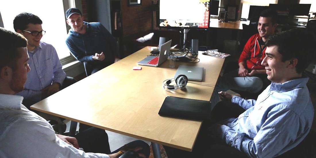 Puede que sea un acto inconsciente, pero la psicología ha revelado lo que puede significar.