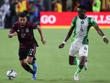 Jesús "Tecatito" Corona conduce el balón en el más reciente amistoso entre México y Nigeria, en julio del año pasado.