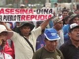 Con letreros de “asesina”, manifestantes externan su repudio a la presidenta.