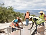 Indígenas mexicanos en trabajos de elaboración de carreteras.