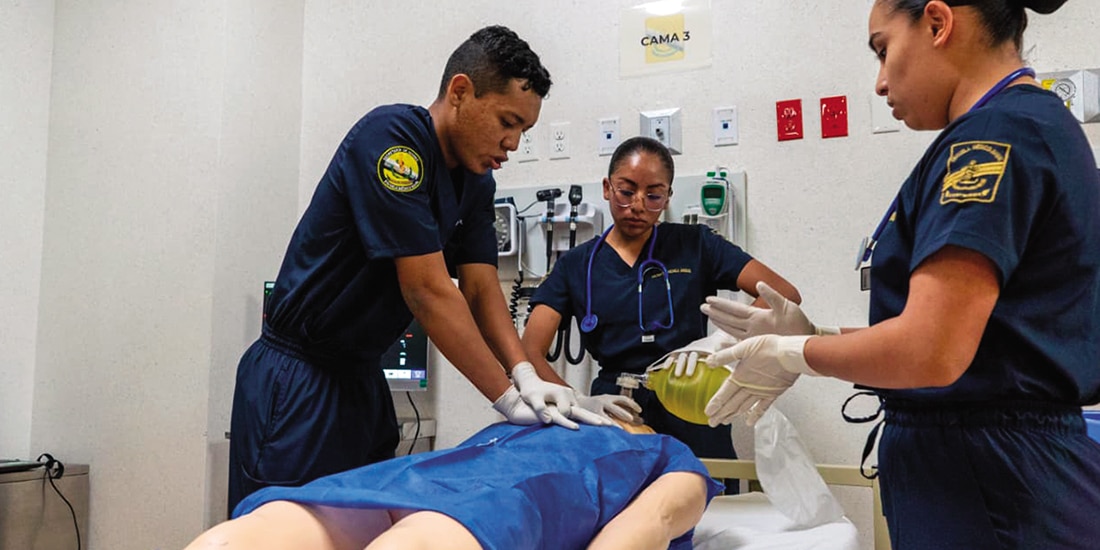 Cadetes de enfermería practican en el Centro de Estudios Navales en Ciencias de la Salud, ayer.