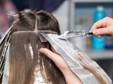 Personas que dieron positivo a COVID-19 tuvieron problemas con el tinte de cabello