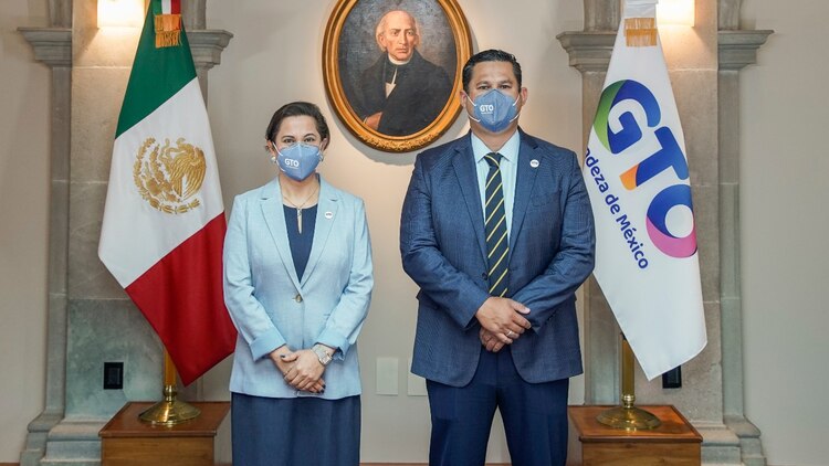 (Izq. a der.) La maestra Esther Angélica Medina Rivero y el gobernador del Guanajuato, Diego Sinhue Rodríguez Vallejo.