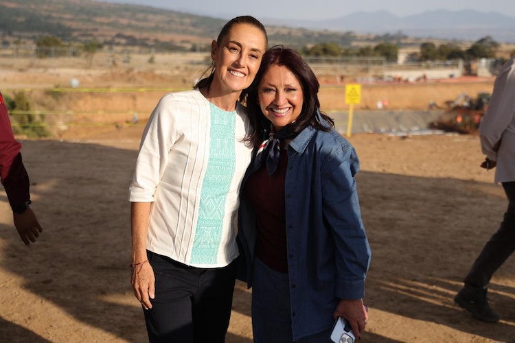 La presidenta Claudia Sheinbaum y la gobernadora Lorena Cuéllar durante el recorrido de supervisión en la PTAR Tlaxco.