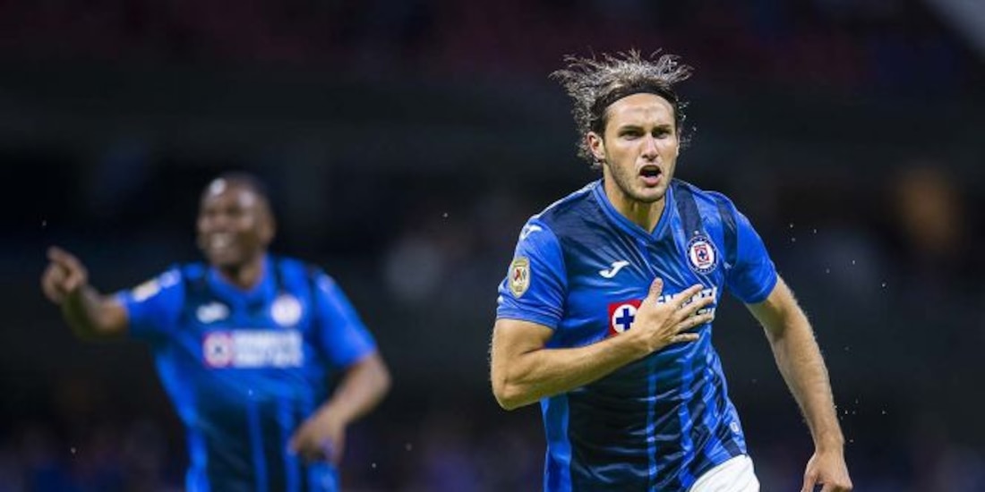 Santiago Giménez celebra un gol con Cruz Azul en el 4-0 de los celestes sobre el Toluca el pasado 14 de agosto en la Fecha 4 de la Liga MX.