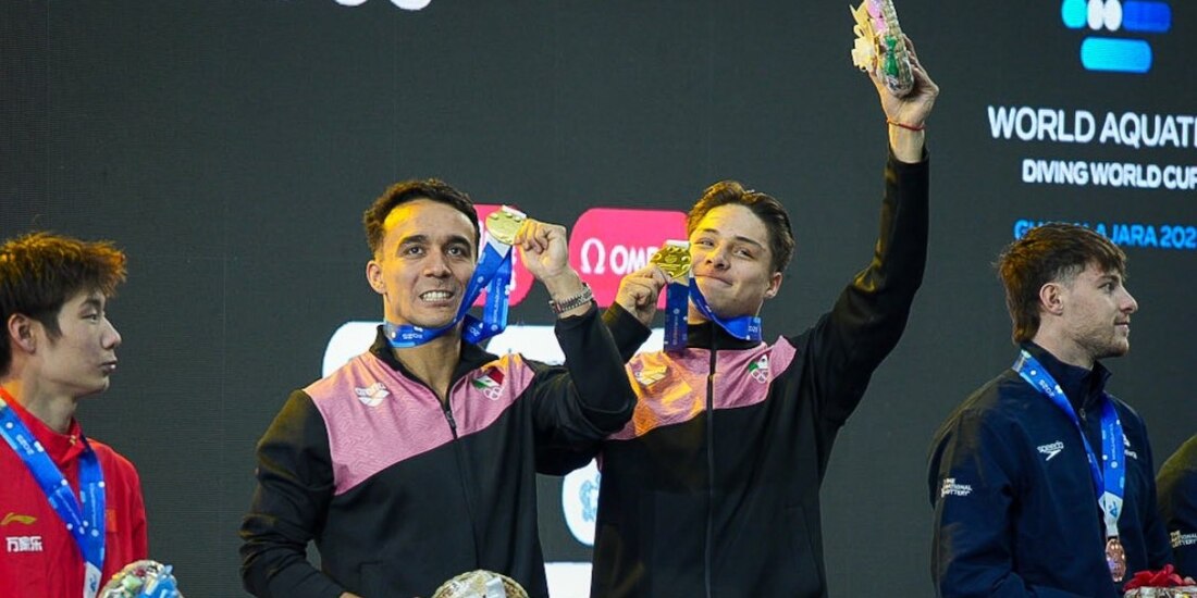 Osmar Olvera y Juan Celaya celebran con la medalla de oro que ganaron en la Copa del Mundo de Clavados Guadalajara 2025