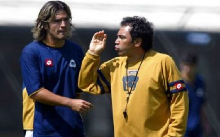 Hugo Sánchez y Sergio Egea como parte del cuerpo técnico de Pumas en 2004