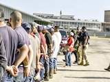 En la fotografía ilustrativa, trabajadores migrantes detenidos por el ICE en Luisiana, el 18 de junio de 2025.