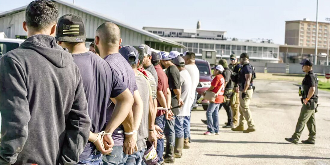Trabajadores migrantes detenidos tras un operativo de ICE en Luisiana, el 18 de junio pasado.