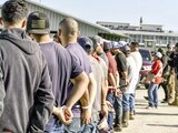 Trabajadores migrantes detenidos tras un operativo de ICE en Luisiana, el 18 de junio pasado.