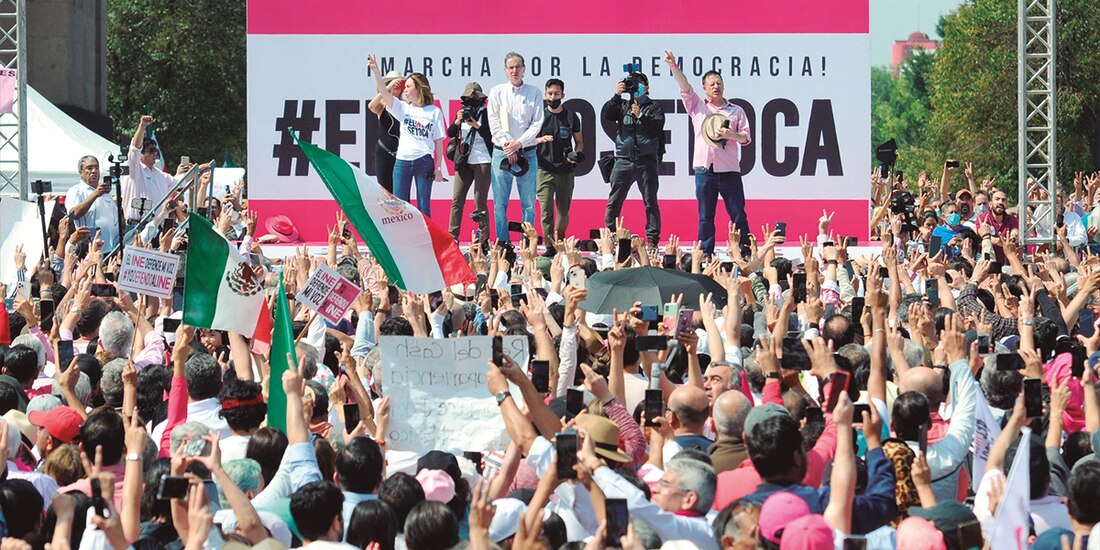 José Woldenberg (centro), ayer en la Plaza de la República.