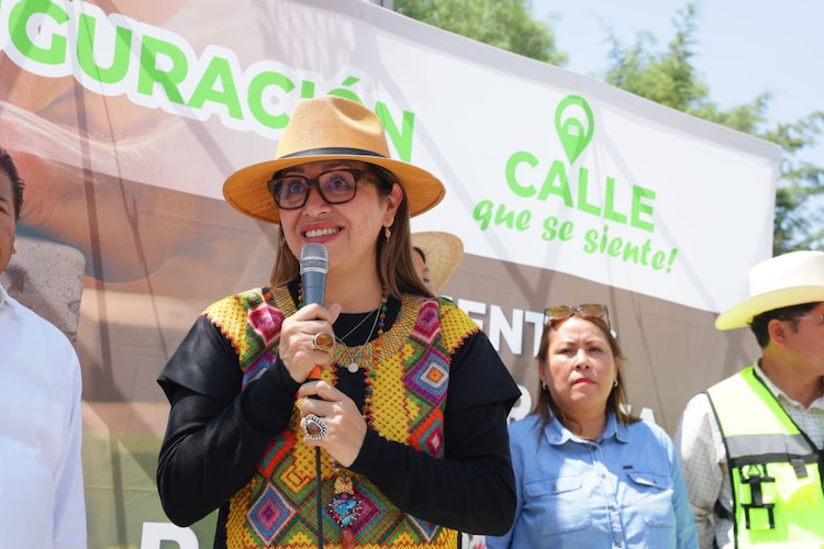 La alcaldesa Azucena Cisneros Coss.