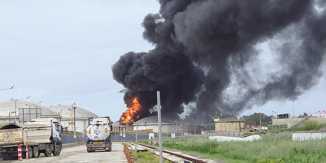 Incendio causado en infraestructura de Israel por un misil iraní, ayer.