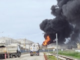 Incendio causado en infraestructura de Israel por un misil iraní, ayer.