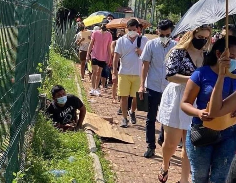 Por dormir sin poner una alarma, perdió su lugar en la fila por la vacuna y nadie lo despertó