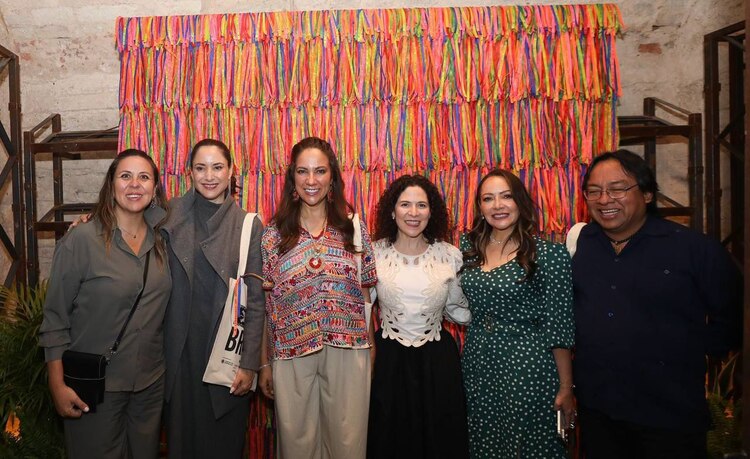 Libia Dennise, gobernadora de Guanajuato, al centro.