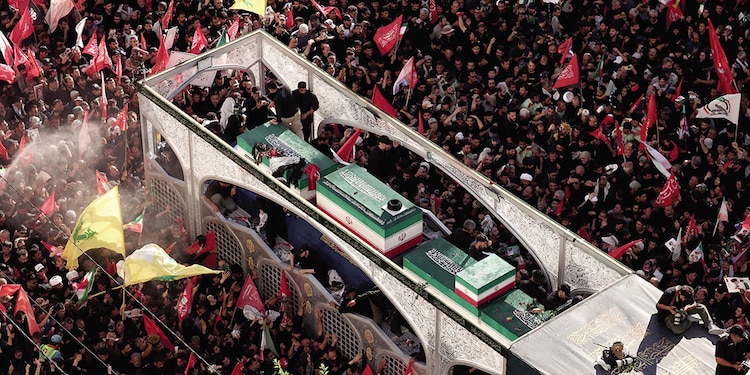 Un vehículo transporta el ataúd del difunto ayatolá Ali Jamenei y de sus familiares en Mashhad, ayer.