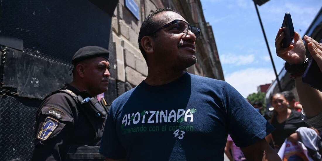 AMLO presenta a padres de los 43 de Ayotzinapa los avances del caso.