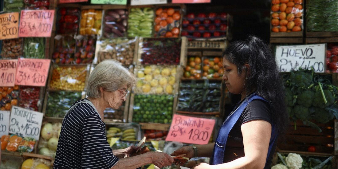 Una mujer compra fruta en un mercado de Buenos Aires, ayer.