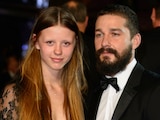 Mia Goth y Shia LaBeouf en Londres en 2014
