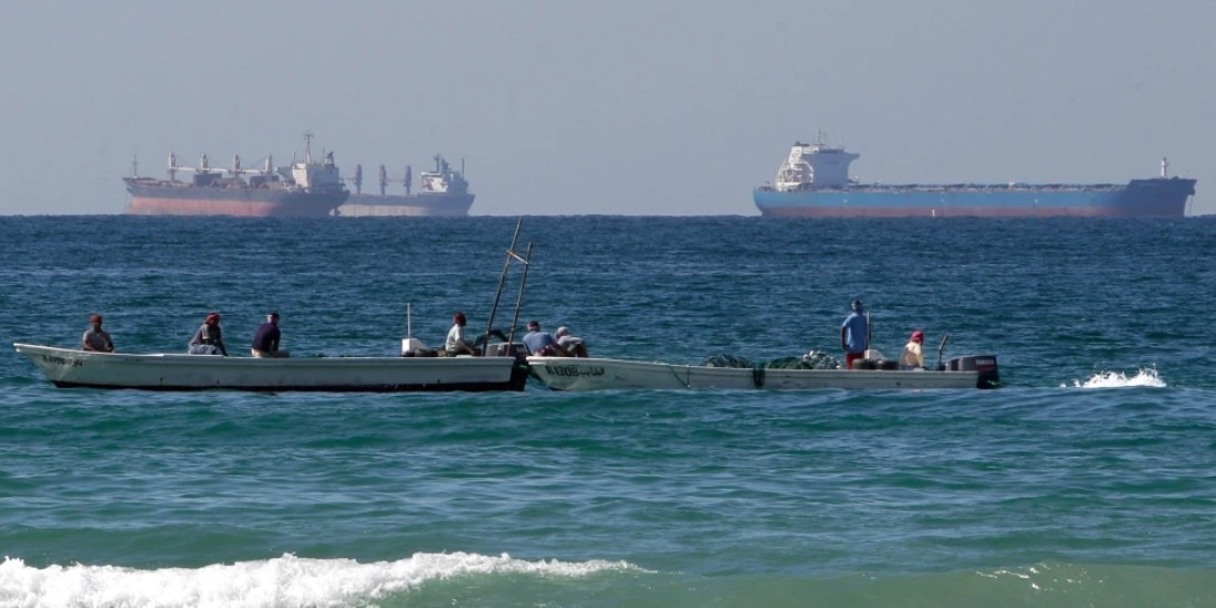 Irán cierra el estrecho de Ormuz y promete atacar cualquier barco que intente atravesarlo.