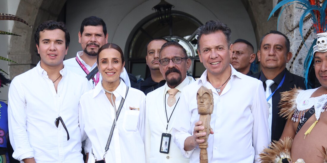 En la imagen, el gobernador electo de Jalisco, Pablo Lemus, con el Bastón de Mando.