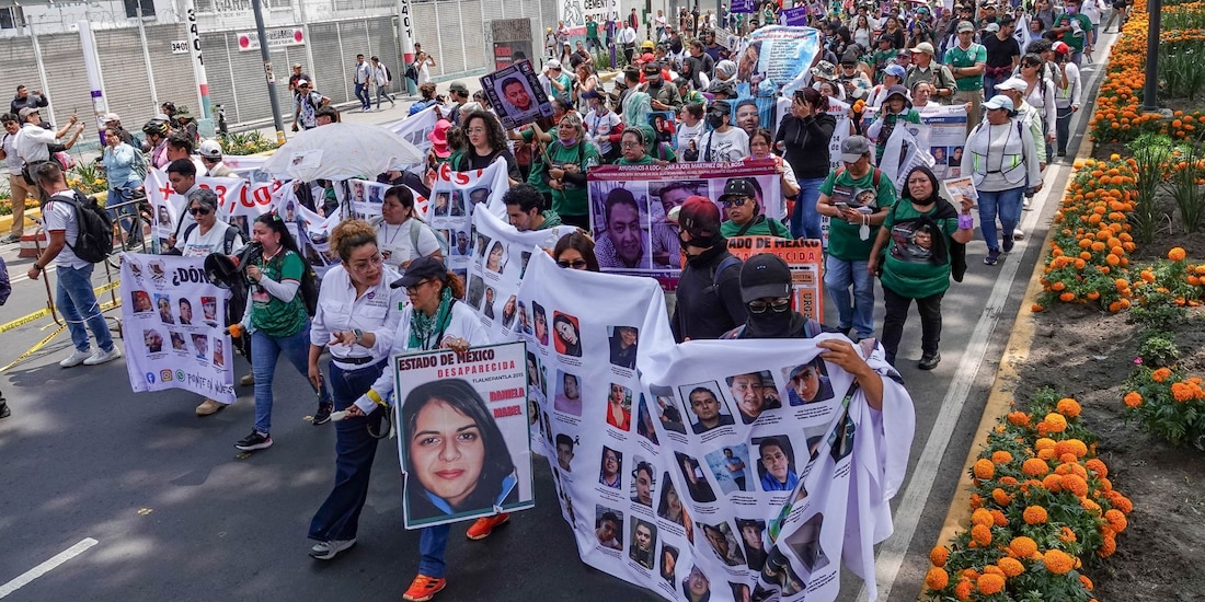 Grupos de diversos colectivos de personas desaparecidas, se manifestaron frente al Estadio Ciudad de México