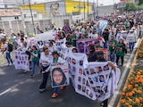 Grupos de diversos colectivos de personas desaparecidas, se manifestaron frente al Estadio Ciudad de México