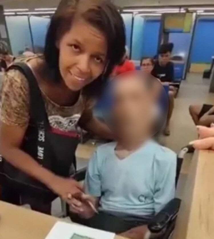 El perturbador video de la mujer que lleva a su tío muerto al banco por dinero
