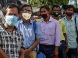 Personas con cubrebocas esperan en una cola en una estación de autobuses en Kolkata, India, el 17 de julio de 2020.