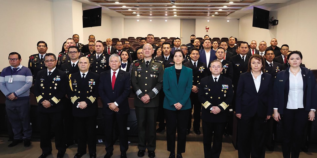 Marcela figueroa (c.), titular del SESNSP, al presidir la inauguración de la Escuela de Mandos, ayer.
