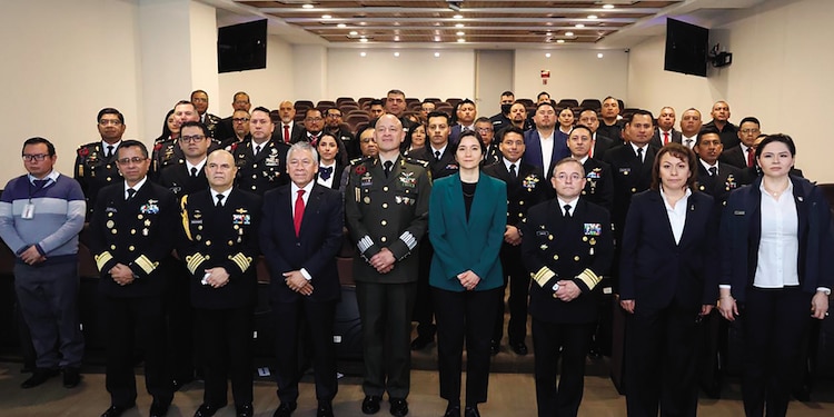 Marcela figueroa (c.), titular del SESNSP, al presidir la inauguración de la Escuela de Mandos, ayer.
