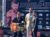 Saúl "Canelo" Alvarez sostiene su colección de cinturones de campeonato de peso súper mediano, en una conferencia de prensa en San Diego.