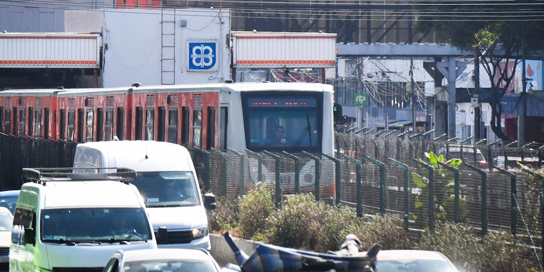 Metro de CDMX restablece servicio de trenes en Línea 2.