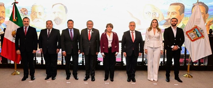 Delfina Gómez Álvarez toma protesta a nuevos integrantes del Gabinete del Estado de México.