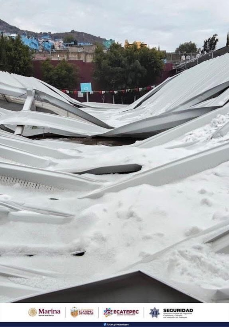 Tormenta y granizo dañan escuela en Ecatepec